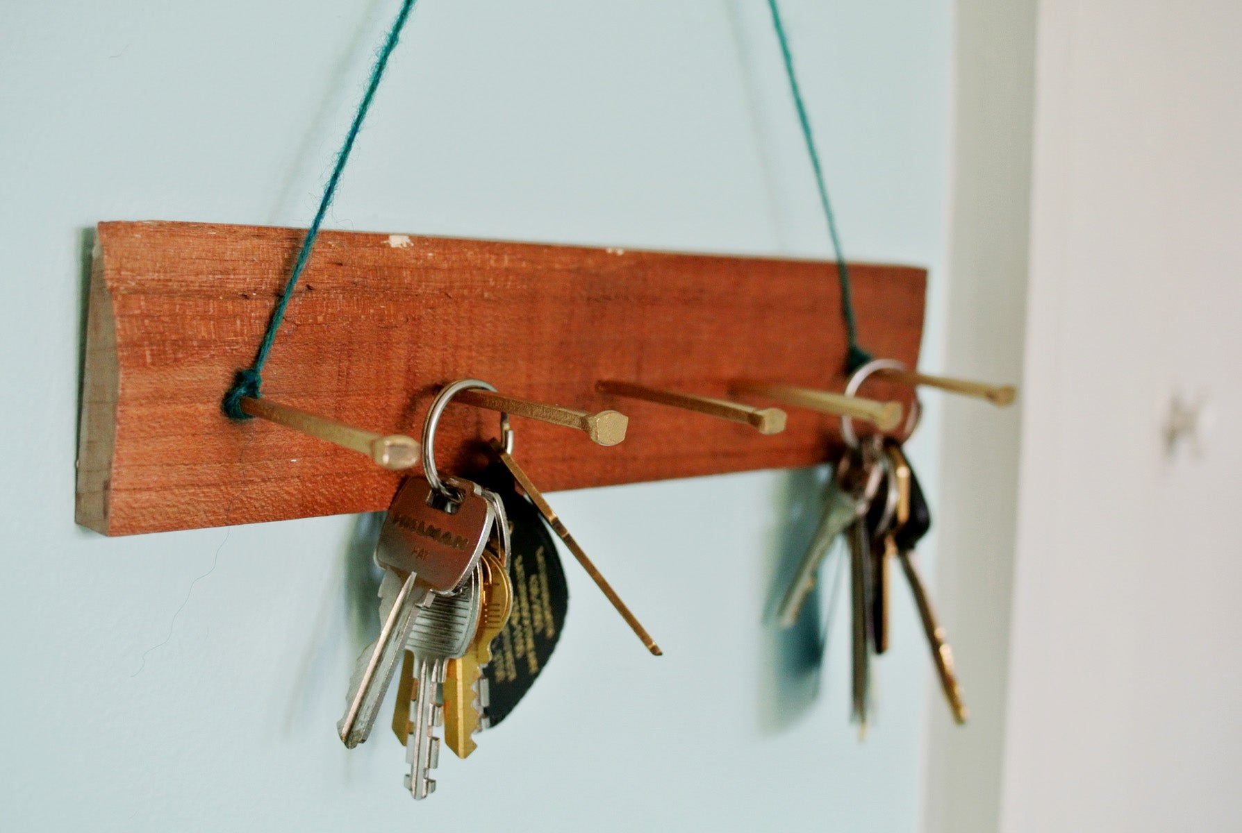 Looking for a stylish place to hook your keys? Tired of boring store-bought key racks? Create this easy rack for your keys in just a few minutes and just a few dollars with a few materials you may have already laying around the house!